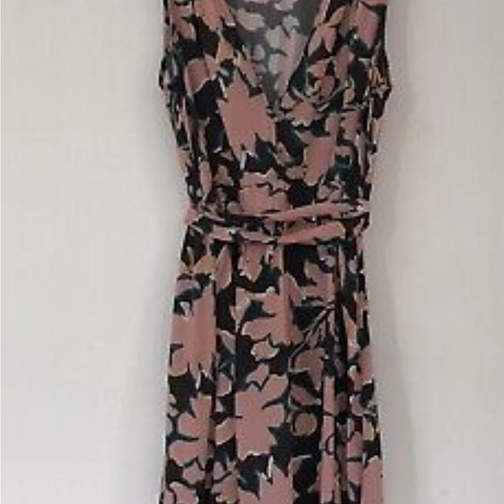 Maaje casual v neck belted casual dress Size small